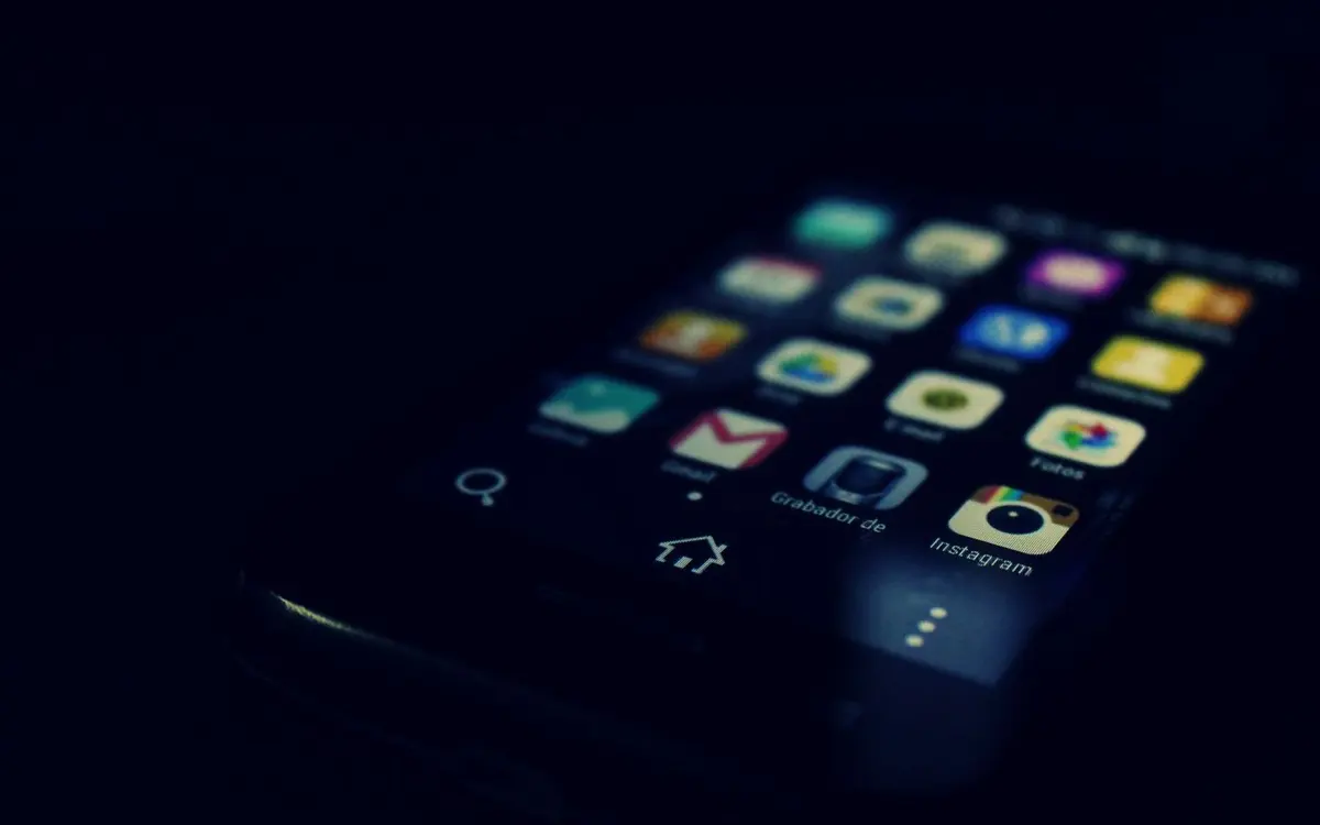 Écran de smartphone affichant une grille d'applications mobiles