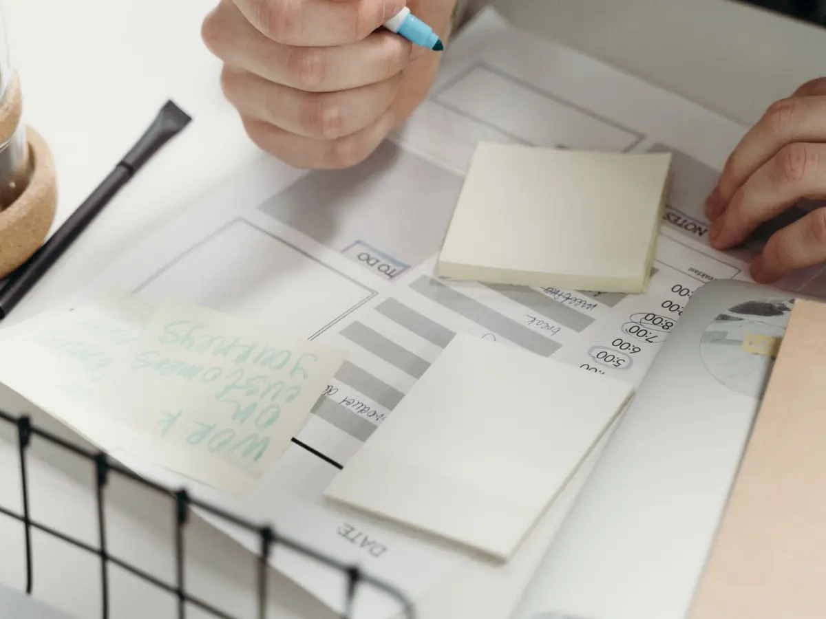 Plan de travail avec notes autocollantes et calendrier pour organiser un projet