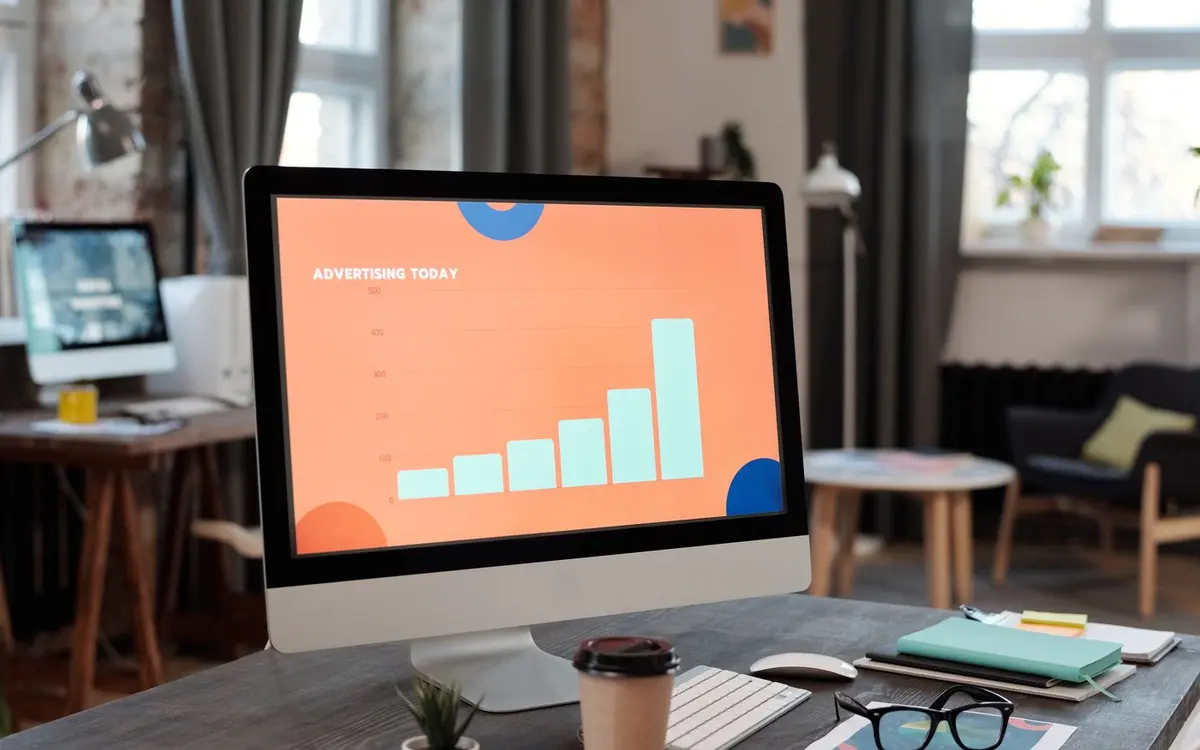Tableau de bord affichant les courbes de performance d'une campagne publicitaire